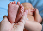 baby-feet-blue-blanket